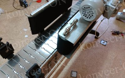 Конвейер пластинчатый с обкатчиком этикетки1